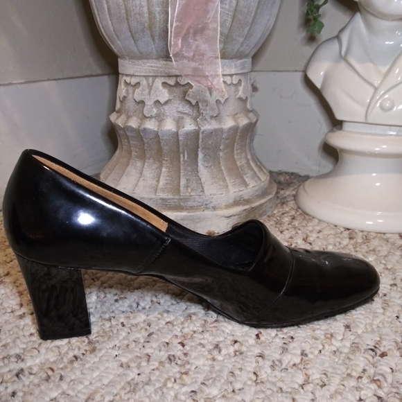 Vintage Miss Wonderful 1960-70's Black Patent Heeled  Loafer Style Pumps - Picture 8 of 16